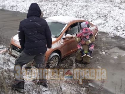 Задонские спасатели достали из кювета машину с детьми