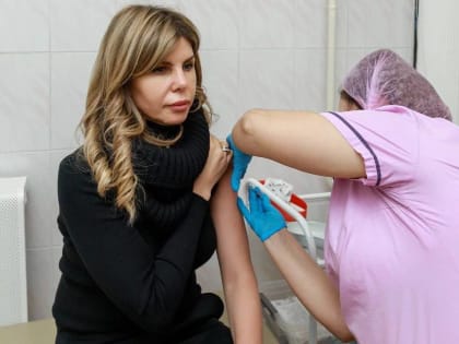 Мэр Липецка Евгения Уваркина показала, как вакцинировалась от гриппа