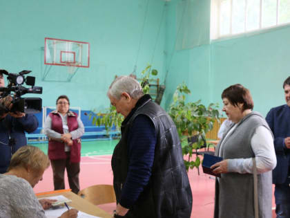 Евгения Фрай пришла на довыборы депутата Госдумы вместе со всей семьей