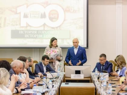 Спикер липецкого горсовета Евгения Фрай получила партбилет от «Единой России» из рук губернатора