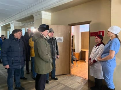Игорь Артамонов посетил пункты временного размещения