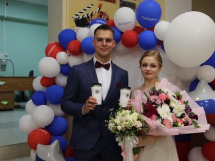 Молодожёны исполняют гражданский долг в день свадьбы