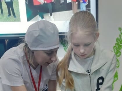 Гостей ВДНХ в Москве учили спасать жизнь