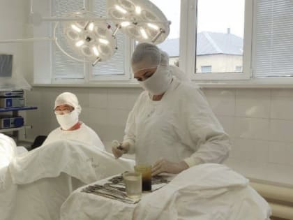 Врачи Сокольской больницы трое суток боролись за жизнь 80-летней женщины. Из ее живота откачали 10 литров гноя.