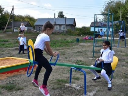 В Становлянском районе появились новые детские площадки