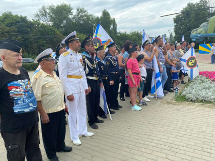 «Всем военным морякам»