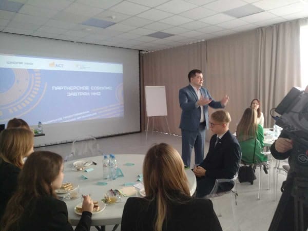 Выпускники «Школы НКО» презентовали свои проектные идеи на Завтраке НКО