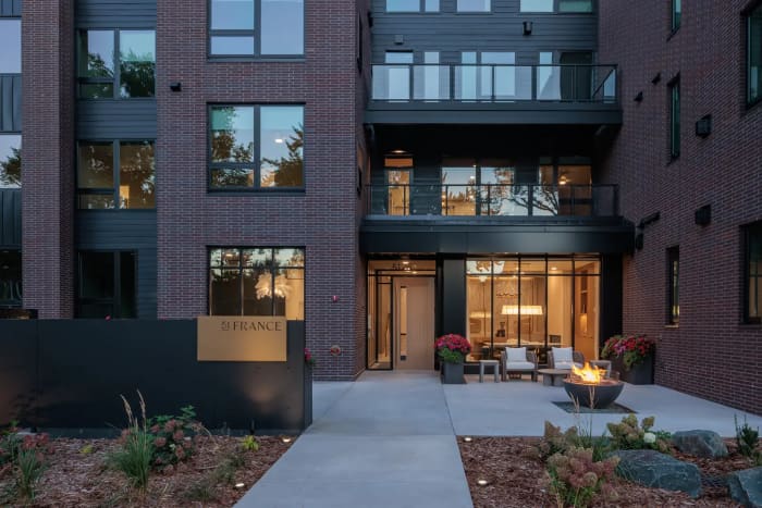 Courtyard & fire lounge