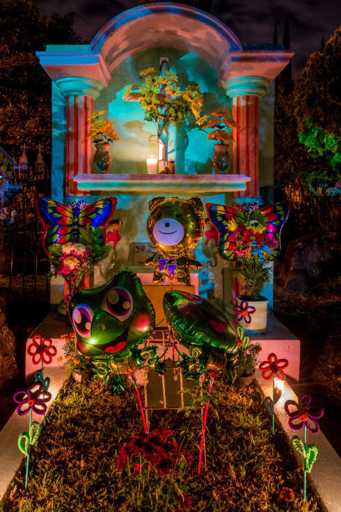 Grave with balloons for a child on the Día de los Angelitos in Mexico.