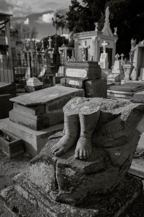 Broken statue with just feet remaining the Panteón de Mezquitán in Guadalajara, Jalisco.