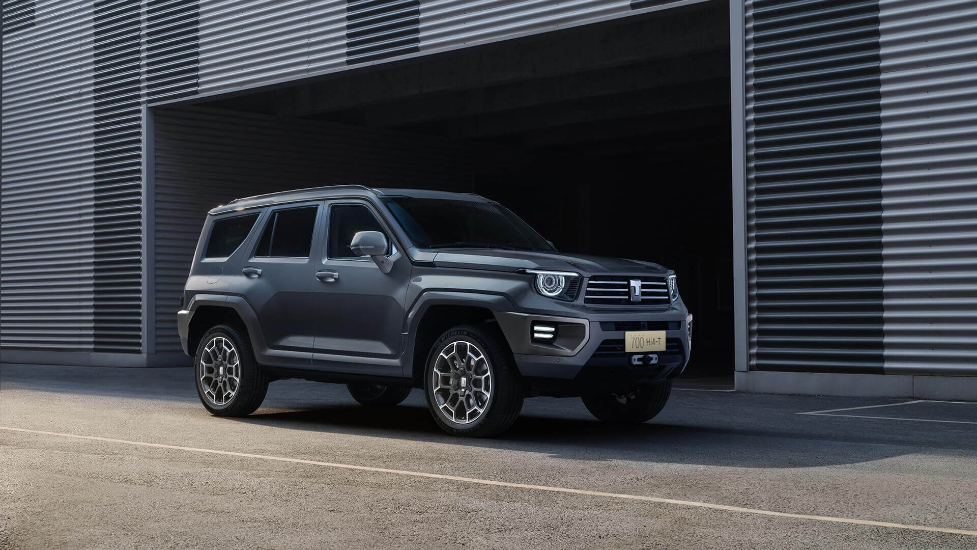 TANK 700 Hi4-T — exterior hero shot for export from China
