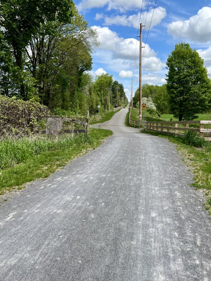 A windy gravel travel going uphill