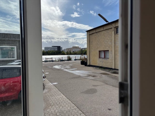 Kontor/atelier/studie i egen isoleret container med udsigt til havnebassing