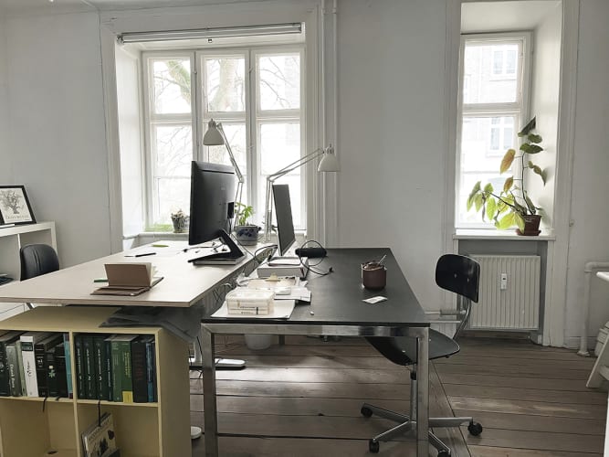 2 KONTOR PLADSER I EGET RUM, PÅ SKØN TEGNESTUE I KBH K 