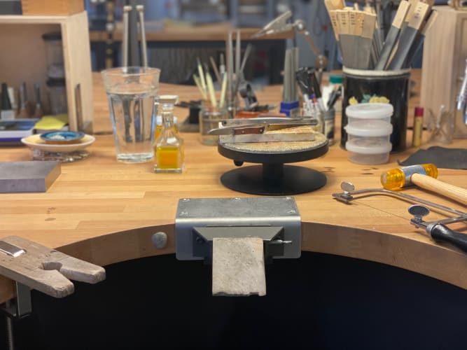 Værkstedsplads i guldsmedeværksted midt på Frederiksberg