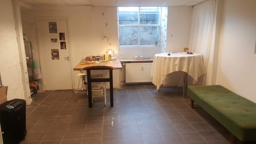 Lyst kælderlokale overfor Kongens Have