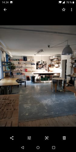 Værkstedsplads/kontorplads i keramikværksted