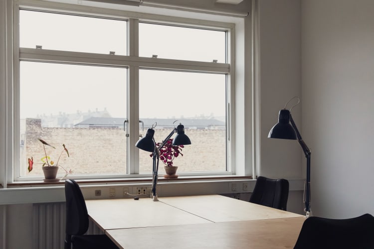 Kontorplads (Desk space) i lyst atelier- og kontorfællesskab 