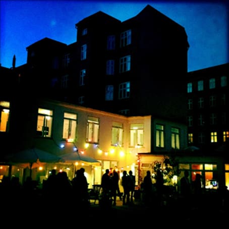 to pladser i kreativt baghus, Østerbro