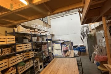 Stort lyst atelier/værksted med to rum og varme