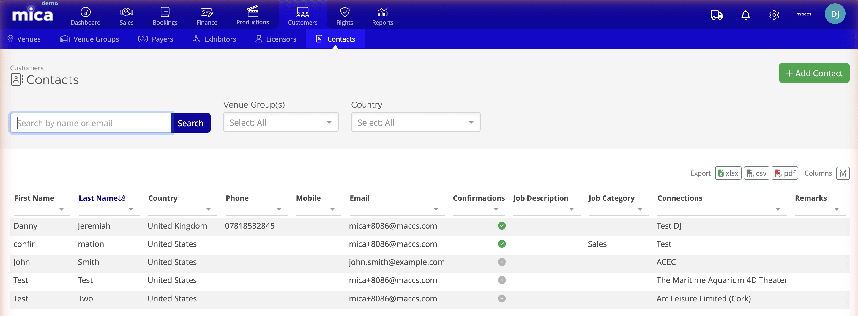 Contacts list page showing the table with name, phone, email, job details, connections, and remarks columns