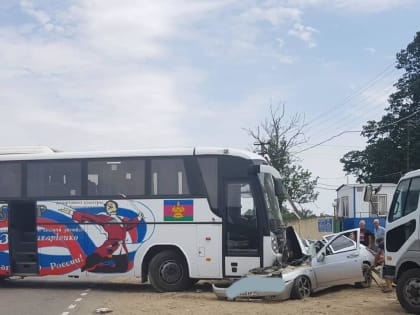 Автобус Кубанского казачьего хора врезался в легковушку