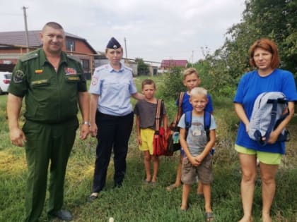 Калининский район. Сотрудники полиции и общественники подарили детям наборы школьных принадлежностей для полноценного обучения