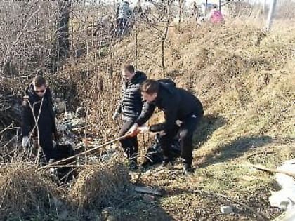 Мусору - бой! Традиционным субботником завершилась очередная рабочая неделя для сотрудников аппарата городской администрации