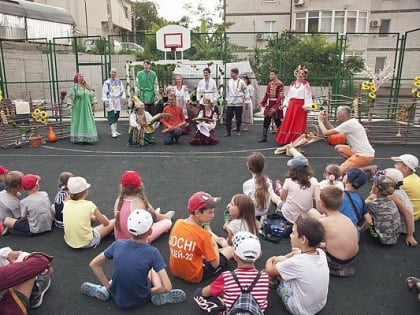 В Сочи профессиональные актеры дали представление на детской площадке