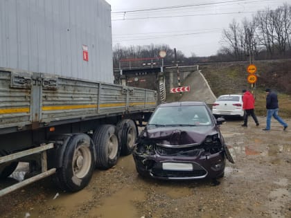 В станице Тверской столкнулись три автомобиля