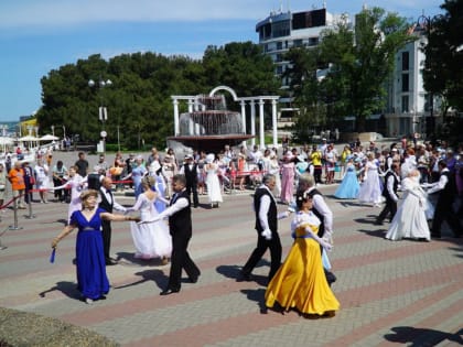 На Лермонтовском бульваре геленджичан и гостей курорта встречала мадам Фирсова