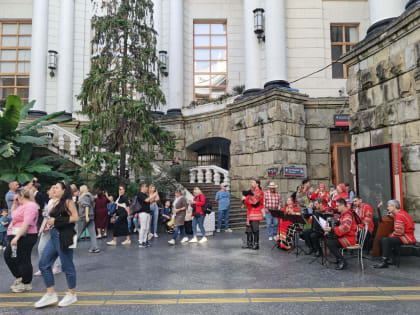 В День народного единства гостей Сочи на вокзале приветствуют творческие коллективы