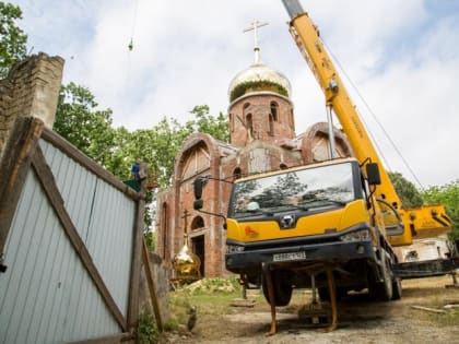 Под Анапой на строящемся храме установили купола