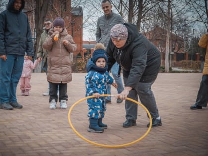 Сегодня на центральной площади станицы Новотитаровской прошла яркая и душевная акция «Здравствуй, здравствуй Новый год!»
