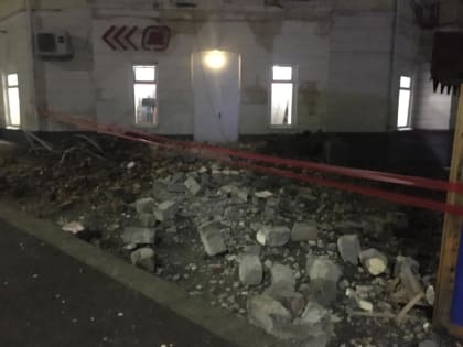 Штормовое предупреждение в Новороссийске: первые разрушения