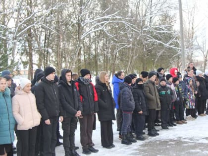 Сегодня в городской средней общеобразовательной школе № 4 открыли мемориальную доску, посвященную памяти выпускника школы, кавалера Ордена Мужества Геннадия Мурзина, погибшего при 