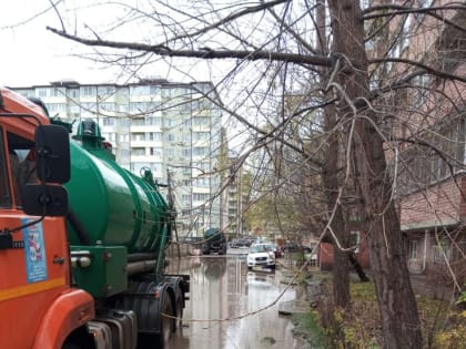 В Музыкальном микрорайоне Краснодара работает водооткачивающая техника