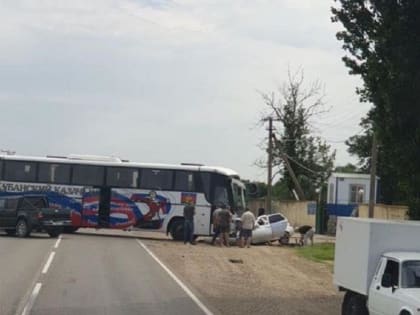 В Краснодарском крае столкнулись автобус Кубанского казачьего хора и ВАЗ. Пострадал мужчина