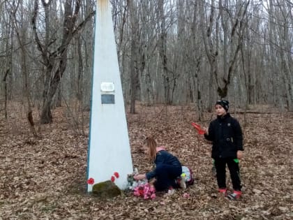 Активисты Молодежного клуба «ЭКОсфера» посетили памятник летчикам в окрестностях Хадыженска