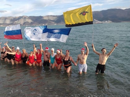 Моржи Новороссийска и Геленджика устроили массовый заплыв и танцы в ледяной воде