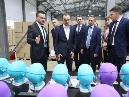 Губернатор Краснодарского края Вениамин Кондратьев оценил производство средств индивидуальной защиты в Динском районе
