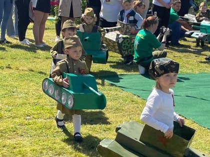 В детском саду № 15 станицы Васюринской прошла выставка боевой техники, изготовленной руками родителей