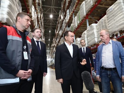 Губернатор Кубани посетил распределительный центр для торговых сетей в станице Марьянской