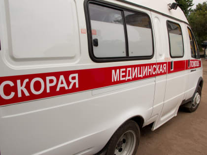 В Краснодаре в ДТП с микроавтобусом и грузовиком пострадал один человек