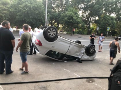 В Краснодаре ищут водителя Infiniti, который протаранил и перевернул иномарку и убежал