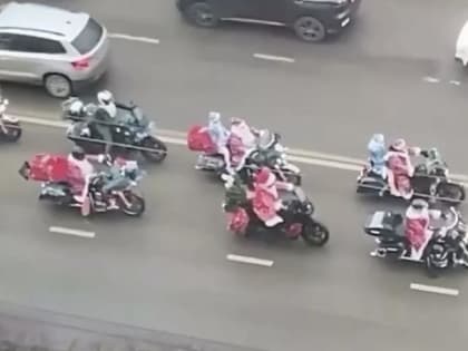 Мотопарад Дедов Морозов и Снегурочек прошел в Краснодаре