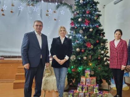 Виктор Филонов, Артур Аракелян и Илья Стопченко передали новогодние подарки для детей, проживающих в Культурном и Верхнем Уч-Дере 