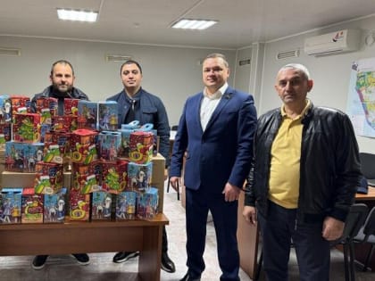 Илья Стопченко и Артур Аракелян поздравили детей избирательного округа с Новым годом