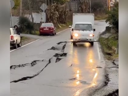 Подрядчик не станет ремонтировать разломы на дороге в селе Верхневеселое