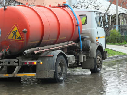 На дорогах Краснодара работает водооткачивающая техника